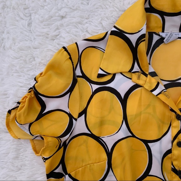 Dressbarn Circle Pattern Short Sleeve Buttondown - Picture 4 of 6